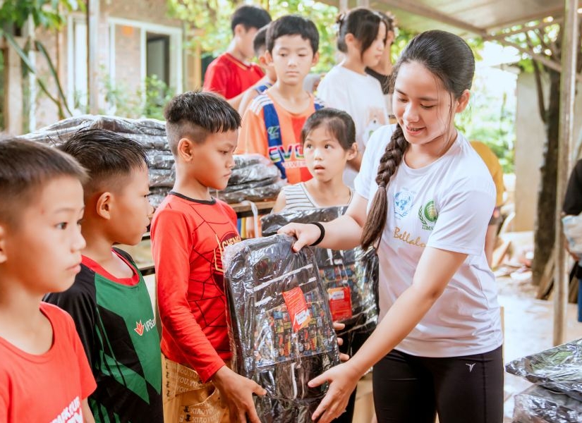 Hoa hậu Bella Vũ tặng quà Cơ sở bảo trợ xã hội Dương Hiển Hà Giang